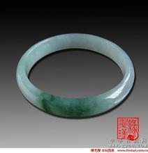 翡翠手镯拍卖价格过千万，收藏与投资价值持续攀升